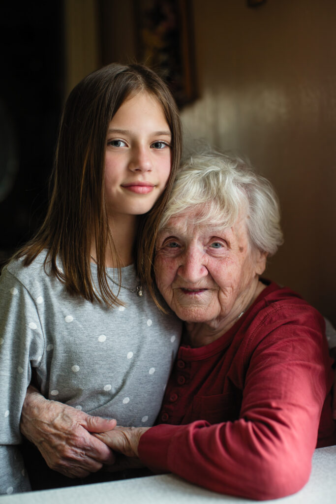 Schmuckbild Seniorin mit Enkelin